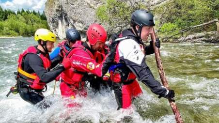 Ratownicy GOPR na szkoleniu z ratownictwa w rwących rzekach górskich