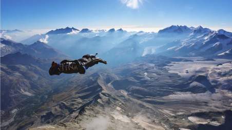 Tim Howell skacze z Matterhorn
