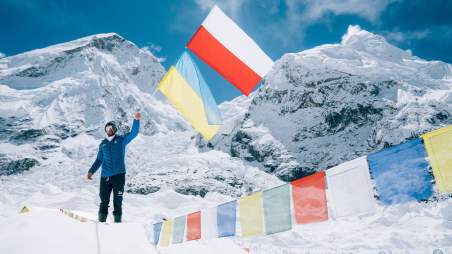 Andrzej Bargiel rozwija ukraińska flagę pod Mount Everestem